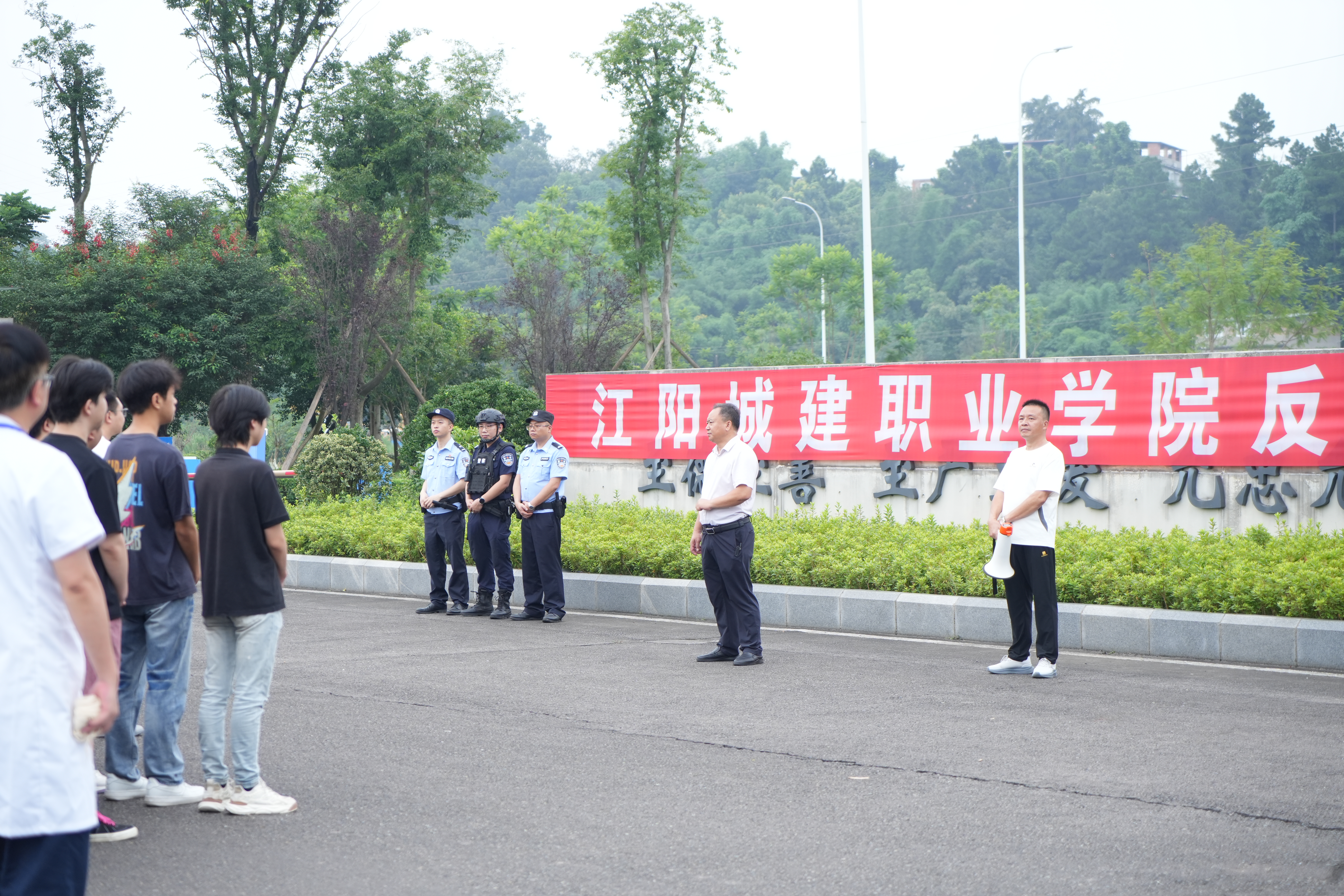 江阳城建职业学院开展反恐防暴演练