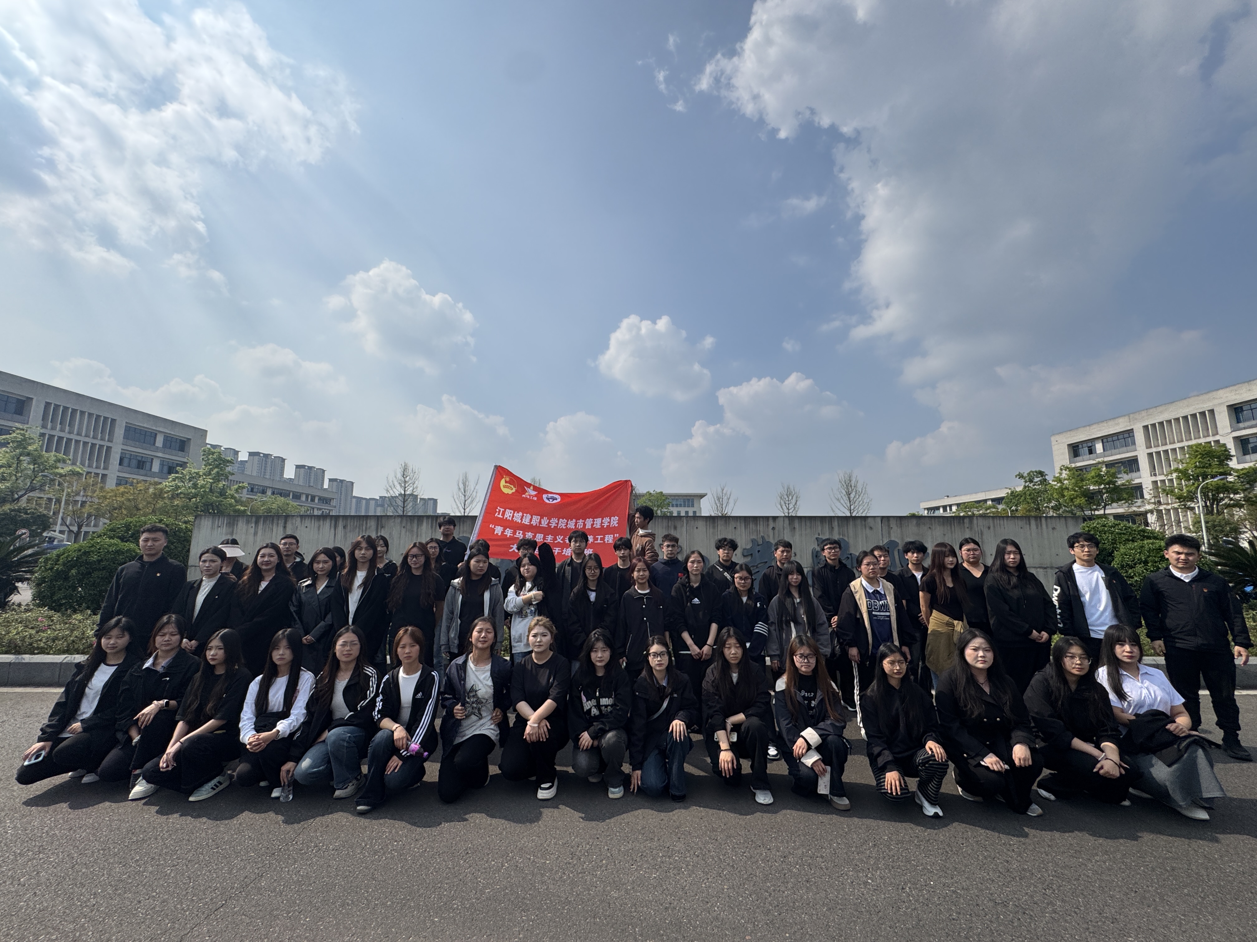 【“一站式”学生社区】城市管理学院清明祭扫,这堂“行走的思政课”走心铸魂