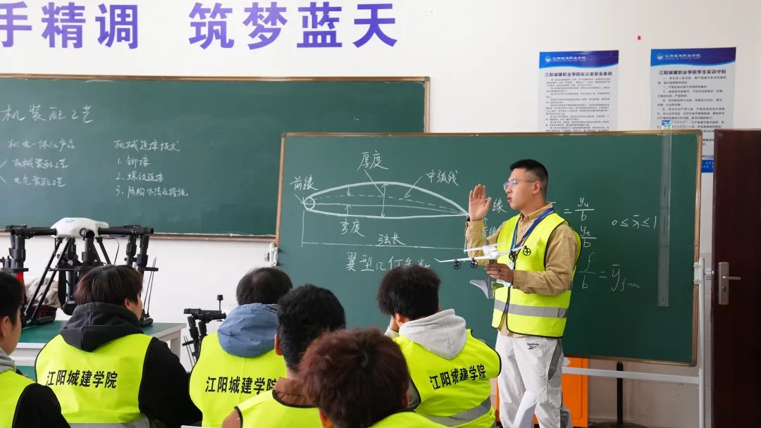 17万乐迷齐聚酒城！我校无人机应用技术专业学子助力泸州酒要会·超级银河左岸音乐节！