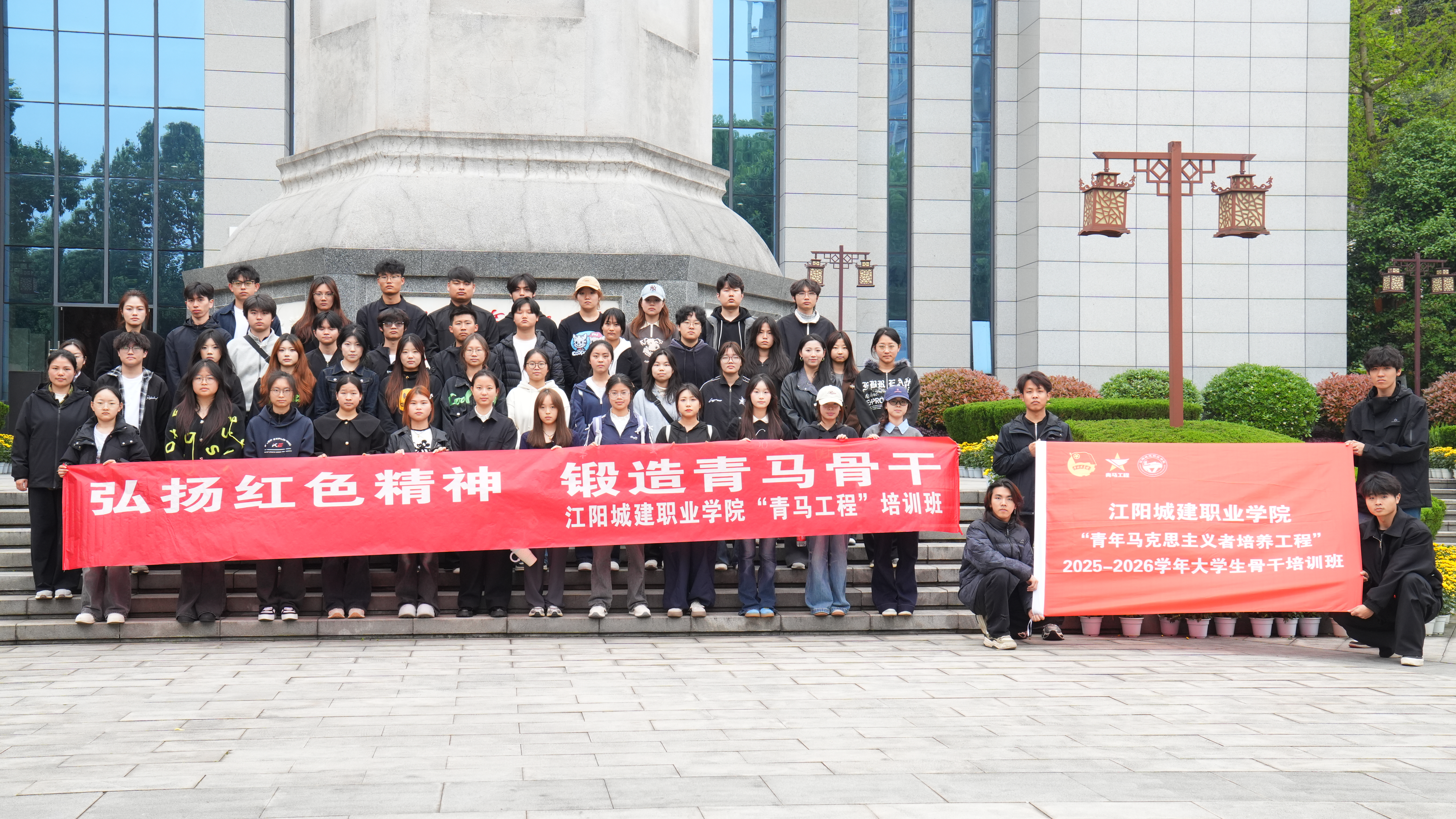 【“一站式”学生社区】徒步十二公里，一堂“行走的思政课”——我校开展“追思先烈志·传承家国情”清明祭扫暨红色研学活动