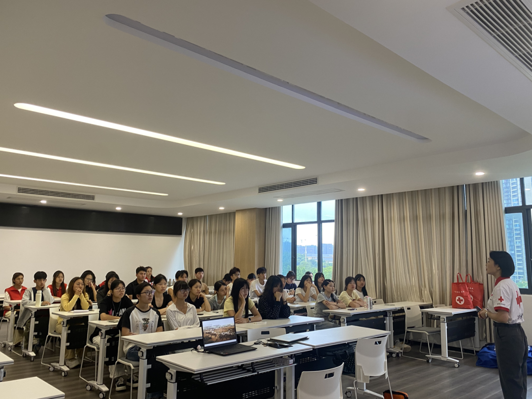 普及应急救护技能 筑牢校园安全防线 | 龙马潭区红十字会走进江阳城建职业学院开展救护员公益培训