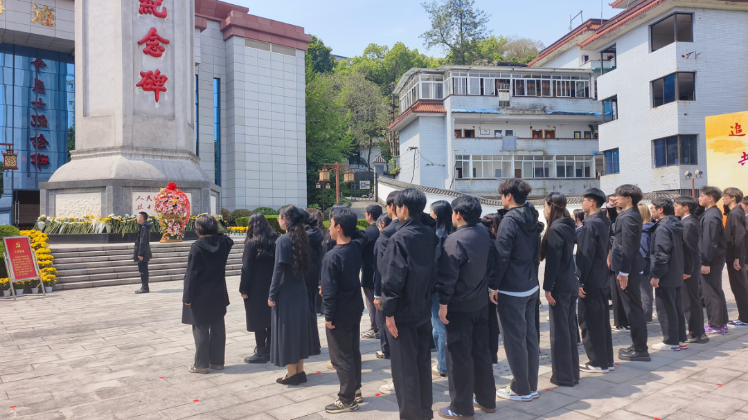 信息与智能制造学院党总支与直属马克思主义学院党支部联合开展”鲜花敬英雄 忠魂励青春”主题党日活动