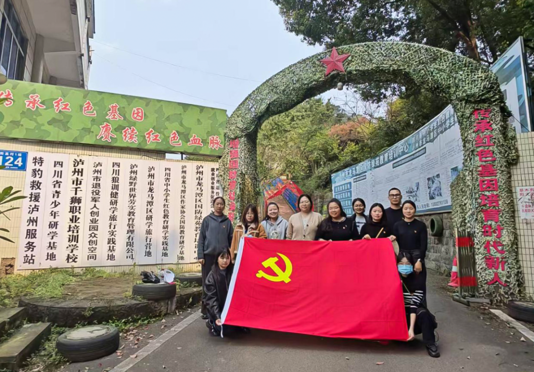 直属马克思主义学院党支部开展“学雷锋践初心，净环境护青山”主题党日活动