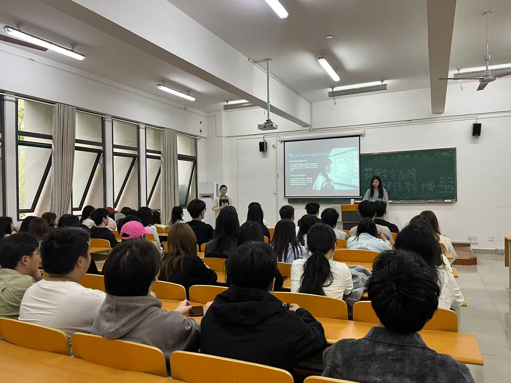【“一站式”学生社区】青春笃行践初心 砥砺奋进担使命——我校圆满开展四月系列主题团日活动