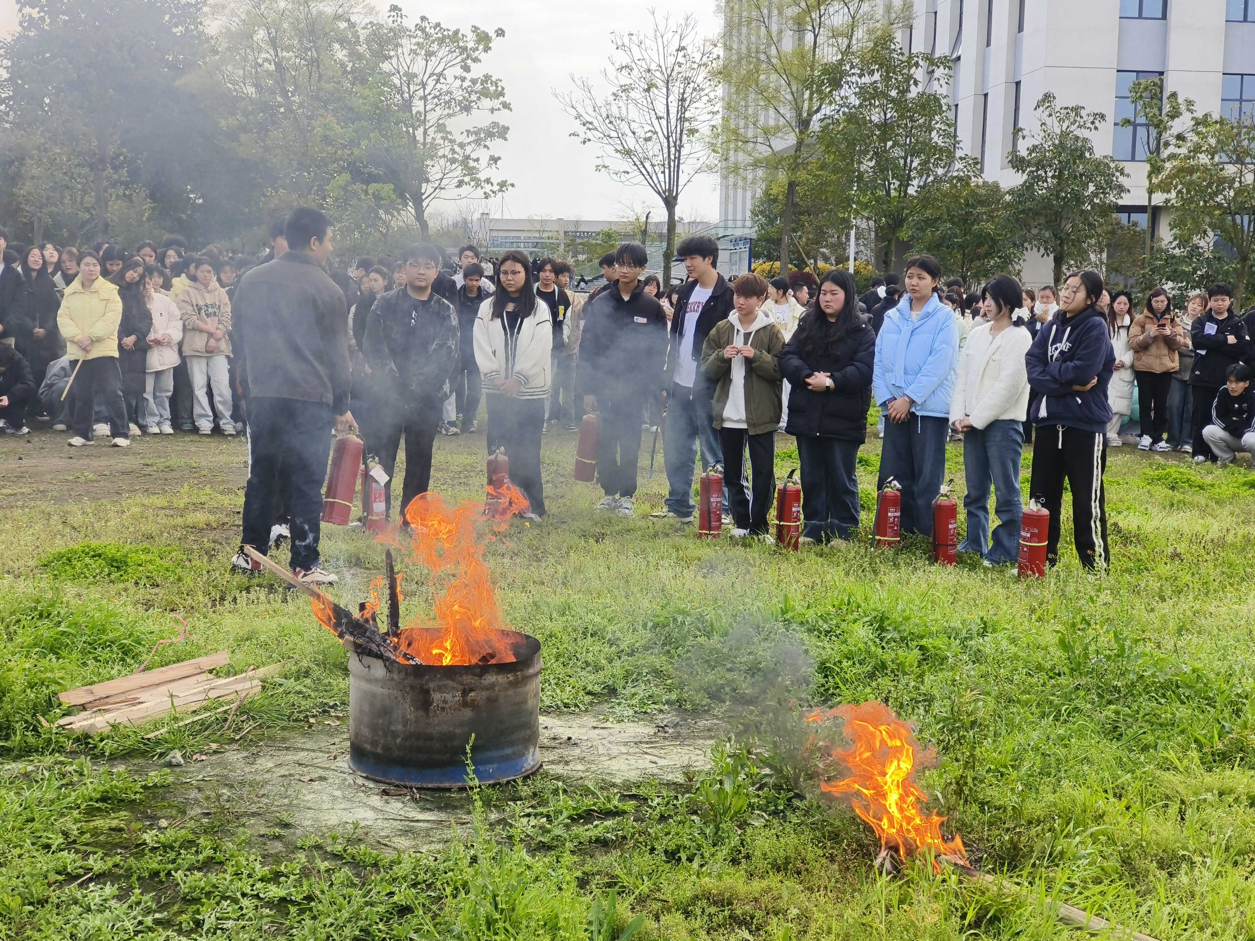 筑牢安全防线 共筑平安校园 | 江阳城建职业学院开展紧急疏散、救护、消防演练