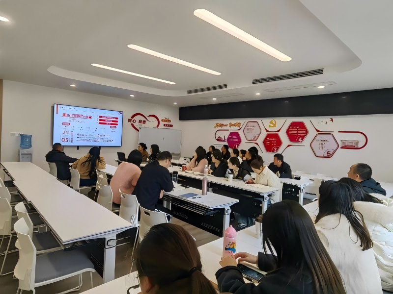 人文艺术学院党总支开展学习“两会”精神学习讲座