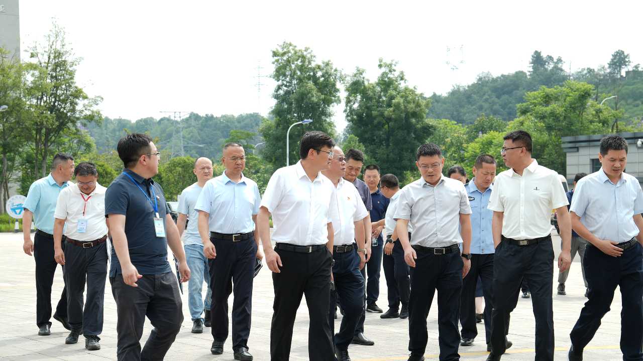 泸州市委常委、政法委书记杨长缨率队调研江阳城建职业学院