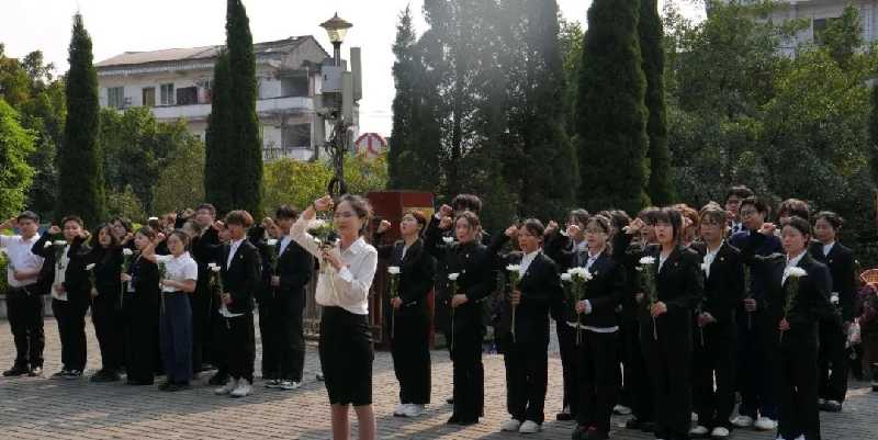 江阳城建职业学院医药康养学院党总支组织党员和团干部代表前往龙马潭区烈士陵园，开展“缅怀革命先烈，汲取奋进力量”清明祭扫主题党日活动。学院全体党员同志和团干部共50余人参与活动。
