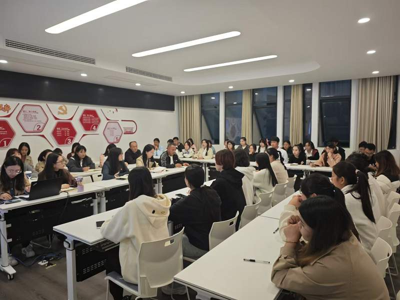 人文艺术学院党总支召开“同学习，共进步”师生座谈会“