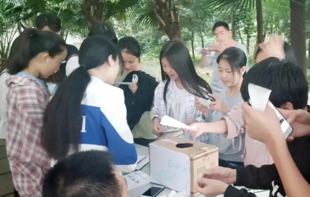 英语社" oral. english club"举办猜字谜比赛及歌唱比赛